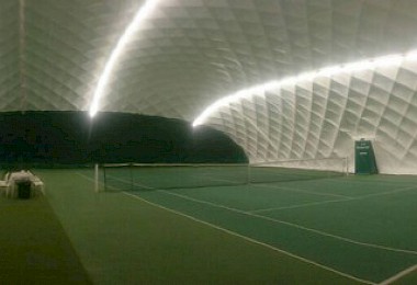 Ganzjährige Tennishalle